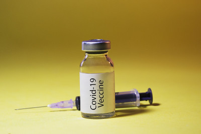 冠状病毒Covid-19疫苗，注射器在黑暗背景下分离