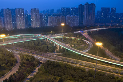 天桥和很多汽车在中国
