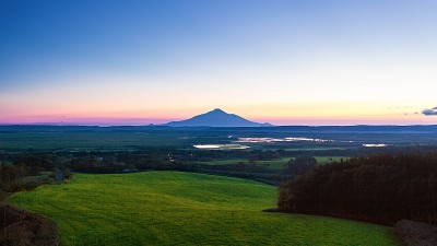日本北海道东横町立尻山的夏日日落景色