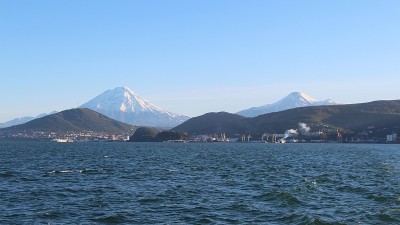 阿瓦钦斯基火山和科yaksky火山耸立在堪察特斯基的彼得罗巴甫洛夫斯克市
