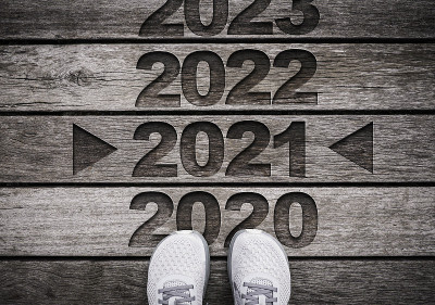 2021年用鞋刻在旧木头上。圣诞快乐，新年快乐。