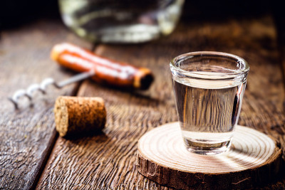 巴西小杯cachaça, cachaça天，在巴西被称为pinga。蒸馏通过甘蔗提取饮料。