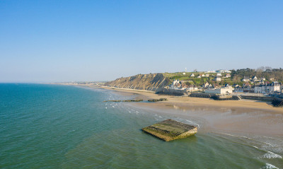 在欧洲、法国、诺曼底的Arromanches les Bains城市的人工港口，在夏天阳光明媚的日子