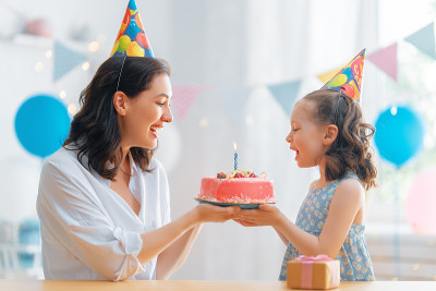 母亲和女儿在庆祝生日。