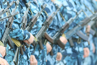 阅兵上的士兵武器迷彩服
