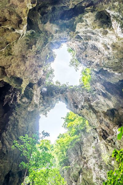 披雅那空洞山顶上的两个洞。