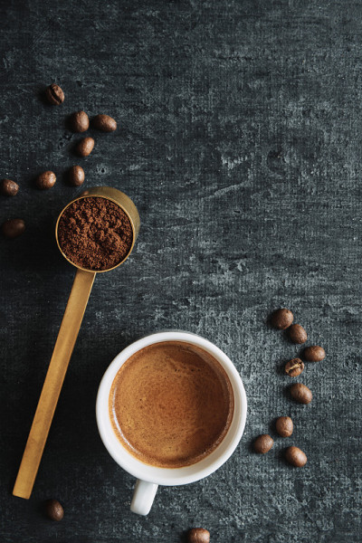 一杯浓缩咖啡和一勺咖啡粉，俯视图