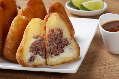 牛肉干coxinha。巴西美食的开胃菜在酒吧和派对。
