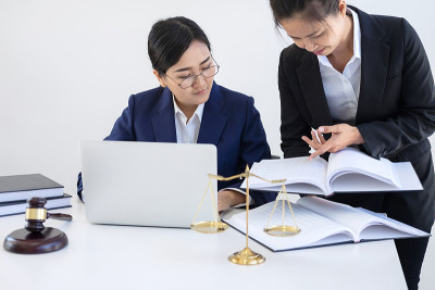 商业律师同事的团队合作，在律师事务所工作的职业女性律师的咨询和会议。法律的概念，法官用正义的天平敲打