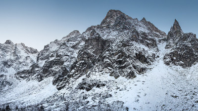 冬天的山。白雪皑皑的山峰