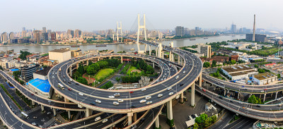 美丽的南浦大桥，横跨黄浦江，上海