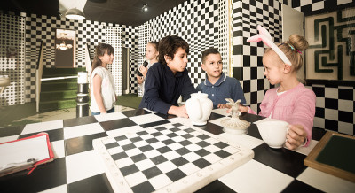 孩子们在象棋探索室里玩