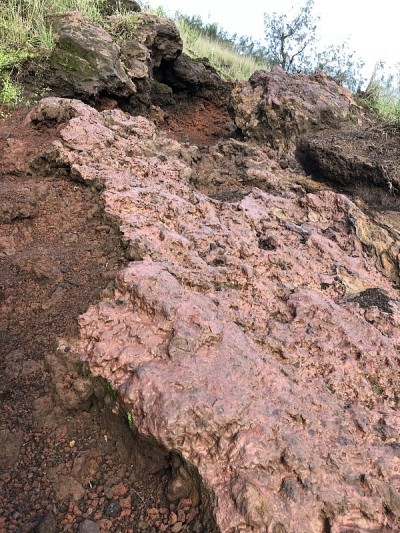 红色的火山熔岩。火山。巴厘岛。印尼