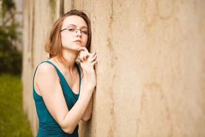 年轻漂亮的女人在古老的街道上摆姿势