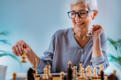 认知康复活动。老年妇女下棋。