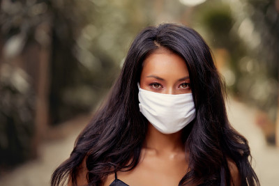 美丽的亚洲女人戴着外科口罩防止病毒。时尚亚洲模特与白色医疗面具