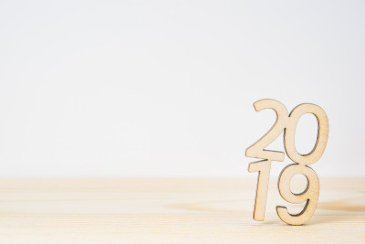 白色背景的桌子上木质的单词“2019”