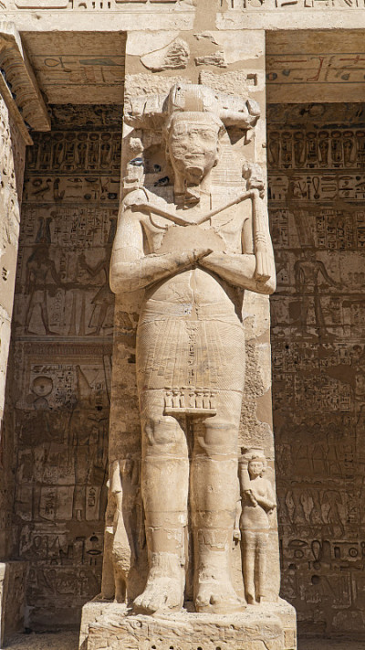 Medinet Habu神庙。埃及卢克索。位于Medinet Habu的拉美西斯三世殡仪馆是埃及卢克