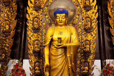中国上海龙华寺的佛像。中国著名的佛寺。