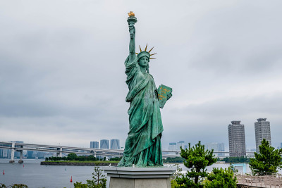 自由女神像和东京城市景观
