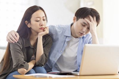因支付账单而烦恼的夫妇。