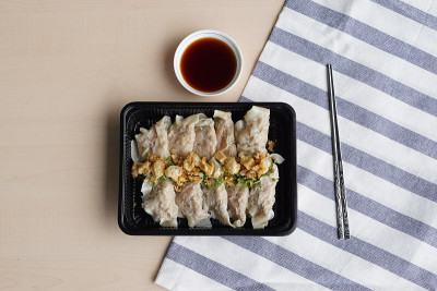 中国蒸饺，猪肉、虾或煮馄饨，蘸酱吃。