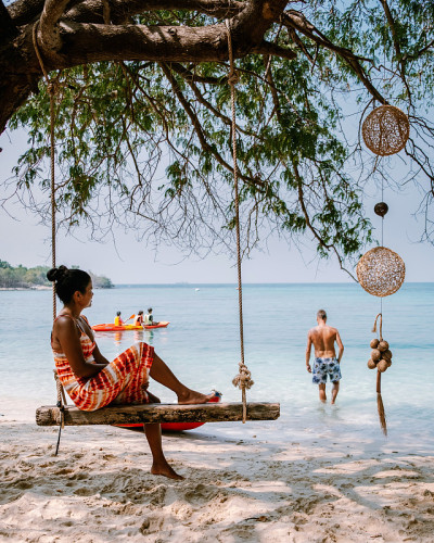 泰国Koh Kham Trat，人们放松在热带泰国Koh Kham岛，白色海滩和海岸的蓝色海在春武里