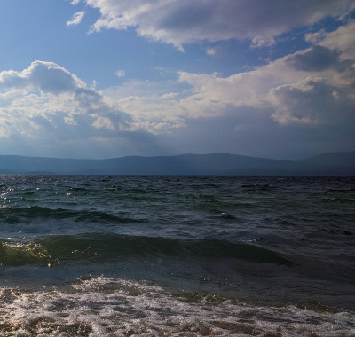 在海上。风暴湖。风暴结束。自然背景