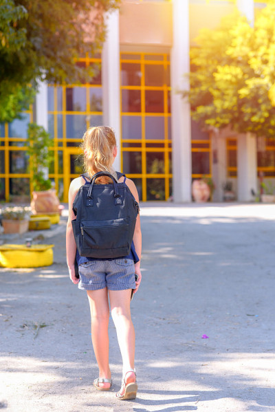 肖像少女回学校。后视图。