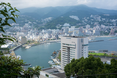 从山脚下看热海市