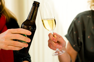 两个女人拿着啤酒瓶和香槟杯敬酒