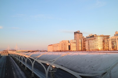 城市公路在冬季日落