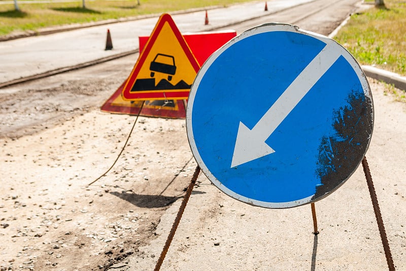 道路标志在左侧道路上绕行