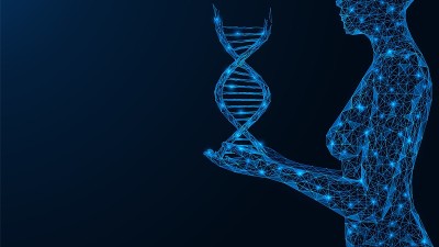 一个女人手里拿着一个DNA螺旋。
