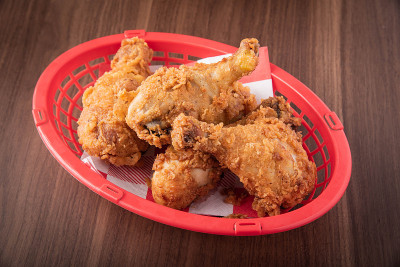 塑料篮里的炸油条鸡
