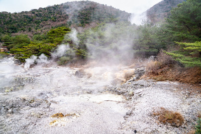 日本长崎县旅游景点“云仙地狱”和“云仙温泉”的照片