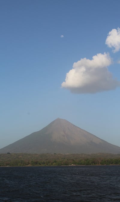 康塞普西翁火山和月亮