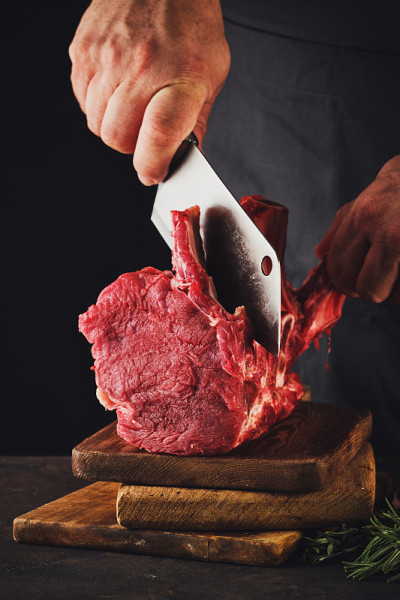 男屠夫切生牛肉。