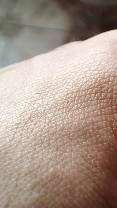 手掌的宏观皮肤。医学和皮肤学的概念。健康的棕色白种人皮肤。近距离观察皮肤细节