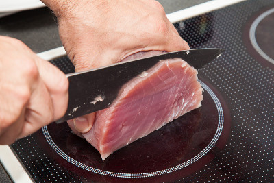 用刀切金枪鱼肉