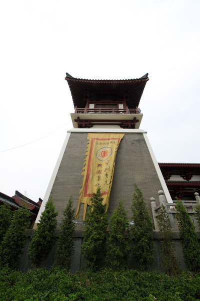 2014年5月10日，中国河北省唐山市兴国寺的钟鼓楼