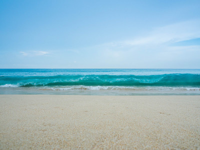 泰国普吉岛海滩上的蓝色海浪