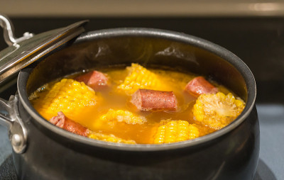 玉米棒和香肠煮