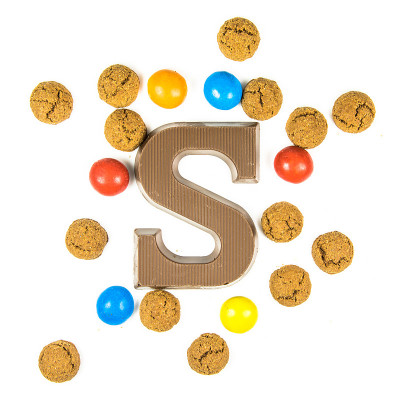 字母S巧克力和一堆胡椒味饼干
