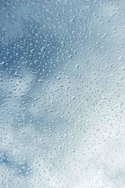 小雨打在窗口