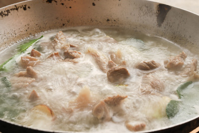 煮猪肉，蘑菇，青柠叶。