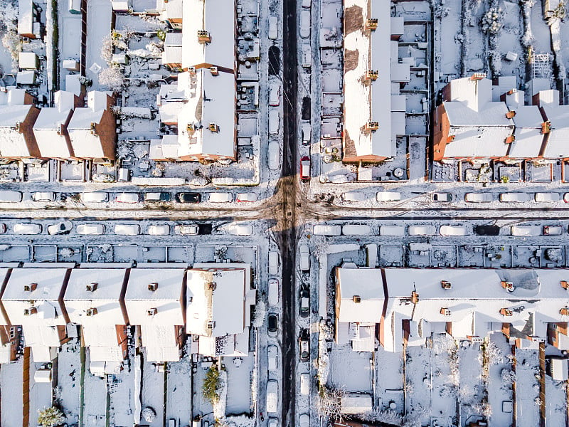 鸟瞰图，英国被雪覆盖的传统住宅郊区。