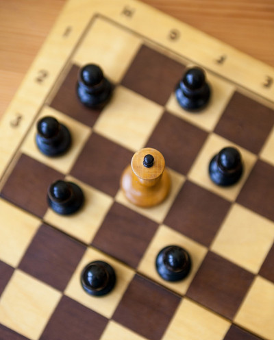 国王被兵包围。棋子。