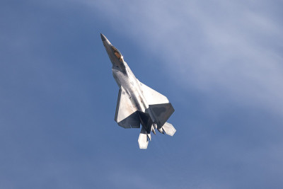 F-22猛禽战斗机在美丽的光线映衬下