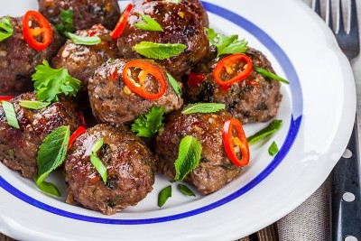 自制肉丸配薄荷、葱和辣椒酱
